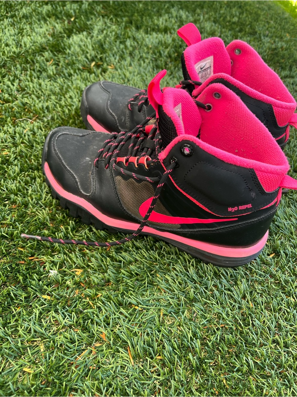 Nike Women's Black & Hot Pink Lace-Up Hiking Boots